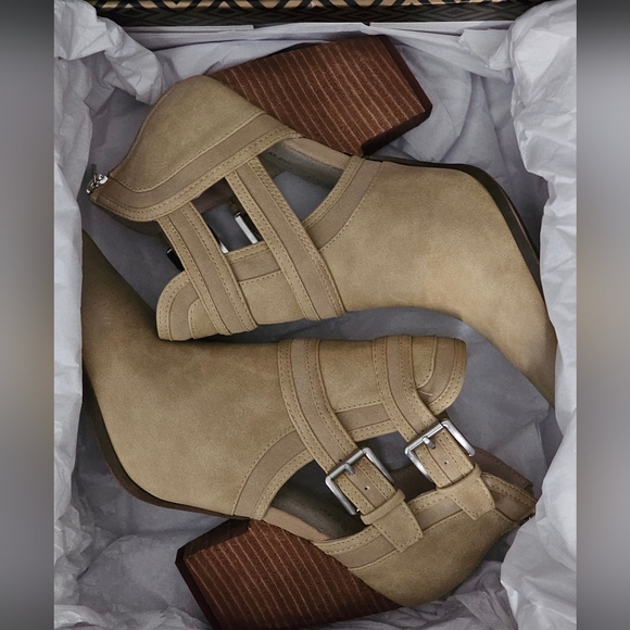 NEW 🌺 Charles David Naval Suede Booties - Picture 9 of 9